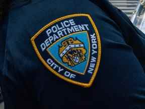 Un logo du département de police de New York est visible à Times Square, le 31 août 2022.