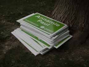 Des panneaux d'affichage pour Annamie Paul, alors chef du Parti vert fédéral, sont empilés près d'un arbre avant une conférence de presse à Toronto, le 19 juillet 2021.
