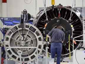 Un employé assemble un moteur à réaction LEAP à l'usine d'assemblage de General Electric Co. Aviation à Lafayette, Indiana.