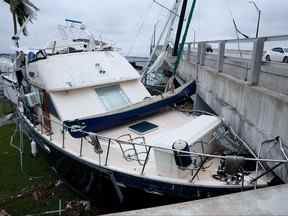 Des bateaux sont poussés sur une chaussée après que l'ouragan Ian a traversé la région le 29 septembre 2022 à Fort Myers, en Floride.
