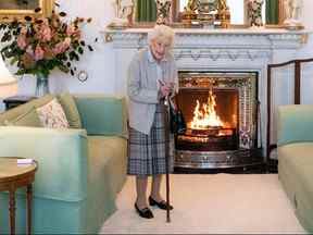 Dans cette photo d'archive prise le 6 septembre 2022, la reine Elizabeth II attend de rencontrer le nouveau chef du Parti conservateur et le Premier ministre britannique élu au château de Balmoral à Ballater, en Écosse.