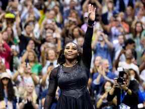 L'Américaine Serena Williams salue le public après avoir perdu contre l'Australienne Ajla Tomljanovic lors de leur troisième tour du tournoi de tennis de l'US Open 2022 au centre national de tennis USTA Billie Jean King à New York, le 2 septembre 2022.