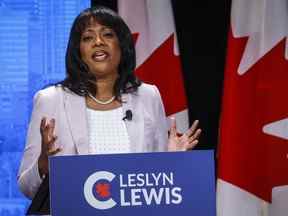 La candidate Leslyn Lewis fait valoir un point lors du débat à la direction du Parti conservateur du Canada en anglais à Edmonton, le 11 mai 2022.