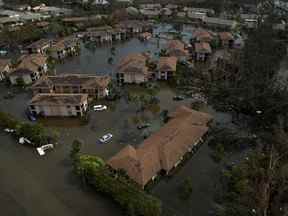 Une photo aérienne prise le 29 septembre 2022 montre un quartier inondé à la suite de l'ouragan Ian à Fort Myers, en Floride.