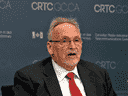 Le président du CRTC, Ian Scott, est accusé de partialité dans sa décision sur les tarifs de gros Internet.