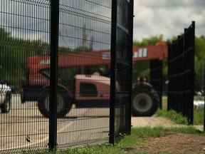 Une nouvelle clôture est construite autour de l'école élémentaire Benson, le jeudi 25 août 2022, à Uvalde, au Texas.