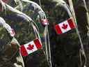 Des membres des Forces armées canadiennes défilent à Calgary le 8 juillet 2016. Le chien de garde militaire du Canada affirme que son bureau a reçu moins d'une douzaine de plaintes de militaires concernant l'exigence de vaccins des Forces armées, et qu'une enquête sur chacun n'a trouvé aucun acte criminel .LA PRESSE CANADIENNE/Jeff McIntosh