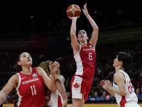 La Canadienne Bridget Carleton tire lors de son match de la Coupe du monde de basketball féminin contre le Japon à Sydney, en Australie, le dimanche 25 septembre 2022.