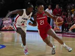 La Canadienne Nirra Fields, à droite, passe devant la Française Mamignan Touré lors de son match à la Coupe du monde de basketball féminin à Sydney, en Australie, le vendredi 23 septembre 2022.