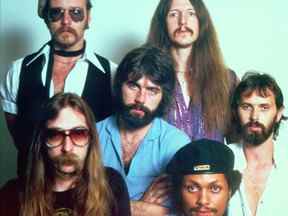 John Hartman, en haut à gauche, est photographié avec ses camarades du groupe Doobie Brothers sur cette photo prise en 1976.