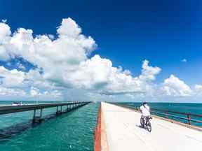 Un homme fait du vélo sur l'Old Seven Mile Bridge près de Marathon, en Floride.