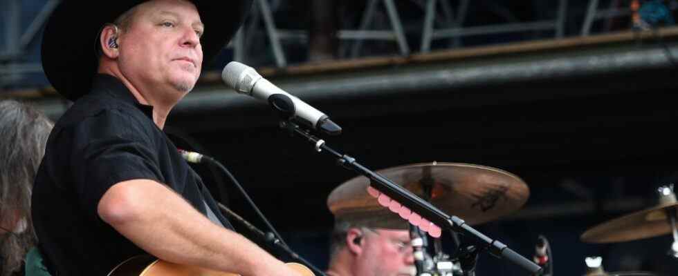 Le chanteur country John Michael Montgomery se remet d'un accident de bus de tournée