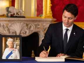 Le premier ministre Justin Trudeau signe un livre de condoléances à Lancaster House à la suite du décès de la reine Elizabeth II, le 17 septembre 2022 à Londres, en Angleterre.