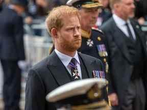 Le prince Harry assiste au cortège funèbre de la reine Elizabeth II à Londres, le lundi 19 septembre 2022.