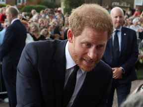 Le prince Harry de Grande-Bretagne salue les gens alors qu'il se promène devant le château de Windsor, après le décès de la reine Elizabeth de Grande-Bretagne, à Windsor, en Grande-Bretagne, le samedi 10 septembre 2022.