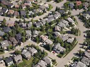 Une vue aérienne de logements à Calgary.  Les ventes et les prix se maintiennent dans la capitale pétrolière de l'Alberta, selon le Calgary Real Estate Board.