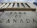 La Banque du Canada a mené une campagne publique pour regagner la confiance des Canadiens qu'elle a le dos à l'inflation.  Un nouveau sondage suggère que la campagne pourrait fonctionner.
