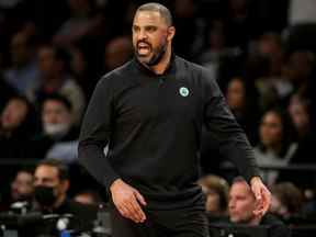 25 avril 2022 ;  Brooklyn, New York, États-Unis ;  L'entraîneur-chef des Boston Celtics, Ime Udoka, s'entraîne contre les Brooklyn Nets au cours du deuxième quart du quatrième match du premier tour des éliminatoires de la NBA 2022 au Barclays Center.