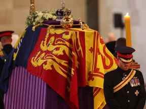 Le prince britannique Harry (à droite) monte une veillée autour du cercueil de la reine Elizabeth II au palais de Westminster à Londres le 16 septembre 2022, avant ses funérailles lundi.  (IAN VOGLER/POOL/AFP via Getty Images)