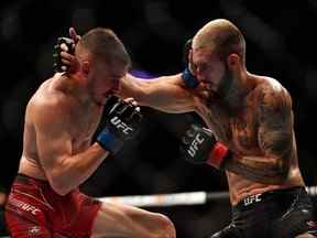 Le combattant britannique Nathaniel affronte le combattant canadien Wood Charles Jourdain dans leur combat poids plume masculin lors de l'événement Fight Night 209 de l'Ultimate Fighting Championship (UFC) à l'arène Paris-Bercy à Paris le 3 septembre 2022.