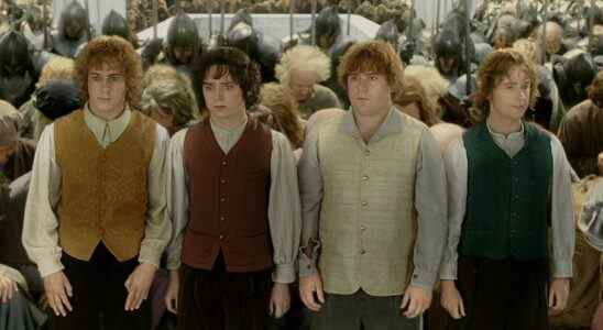 Les Hobbits originaux défendent les anneaux de pouvoir contre les attaques racistes avec une campagne caritative