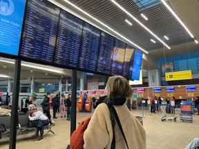 Un passager regarde un tableau des départs à l'aéroport Sheremetyevo de Moscou le 28 février 2022.