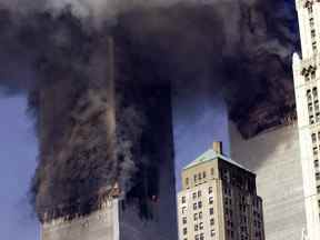 Cette photo d'archive prise le 11 septembre 2001 montre les tours jumelles du World Trade Center en feu après que deux avions se sont écrasés dans chaque bâtiment à New York.