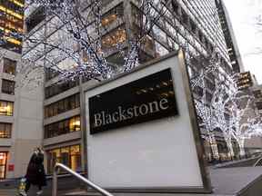 Jusqu'à récemment, seule une poignée de produits institutionnels étaient disponibles pour les investisseurs particuliers, tels que le Real Estate Investment Trust phare de Blackstone.