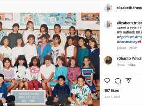 La Première ministre britannique Liz Truss (rangée du milieu, deuxième à partir de la gauche) est vue sur une photo qu'elle a publiée sur Instagram le 1er juillet 2018, la montrant avec des camarades de classe de 6e et 7e année à l'école primaire Parkcrest, à Burnaby, en Colombie-Britannique.  Truss a passé 1987-1988 à Parkcrest.  La camarade de classe Brenda Montagano, maintenant enseignante à Parkcrest, est au dernier rang, cinquième à partir de la gauche.