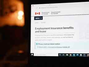 La section sur l'assurance-emploi du site Web du gouvernement du Canada est affichée sur un ordinateur portable à Toronto le 4 avril 2020.
