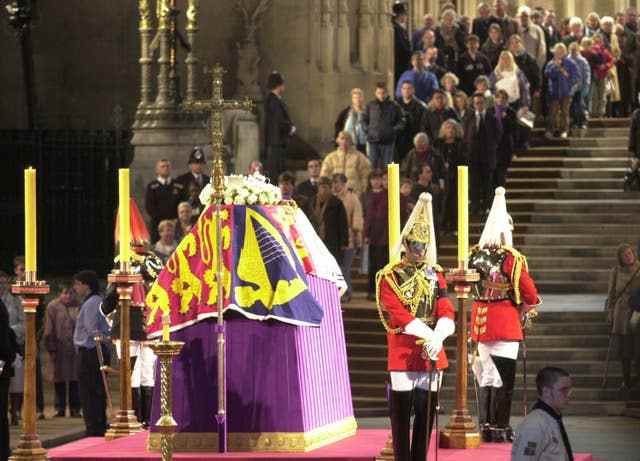 Des gens défilent devant le cercueil de la reine Elizabeth la reine mère, à Westminster Hall en 2002 