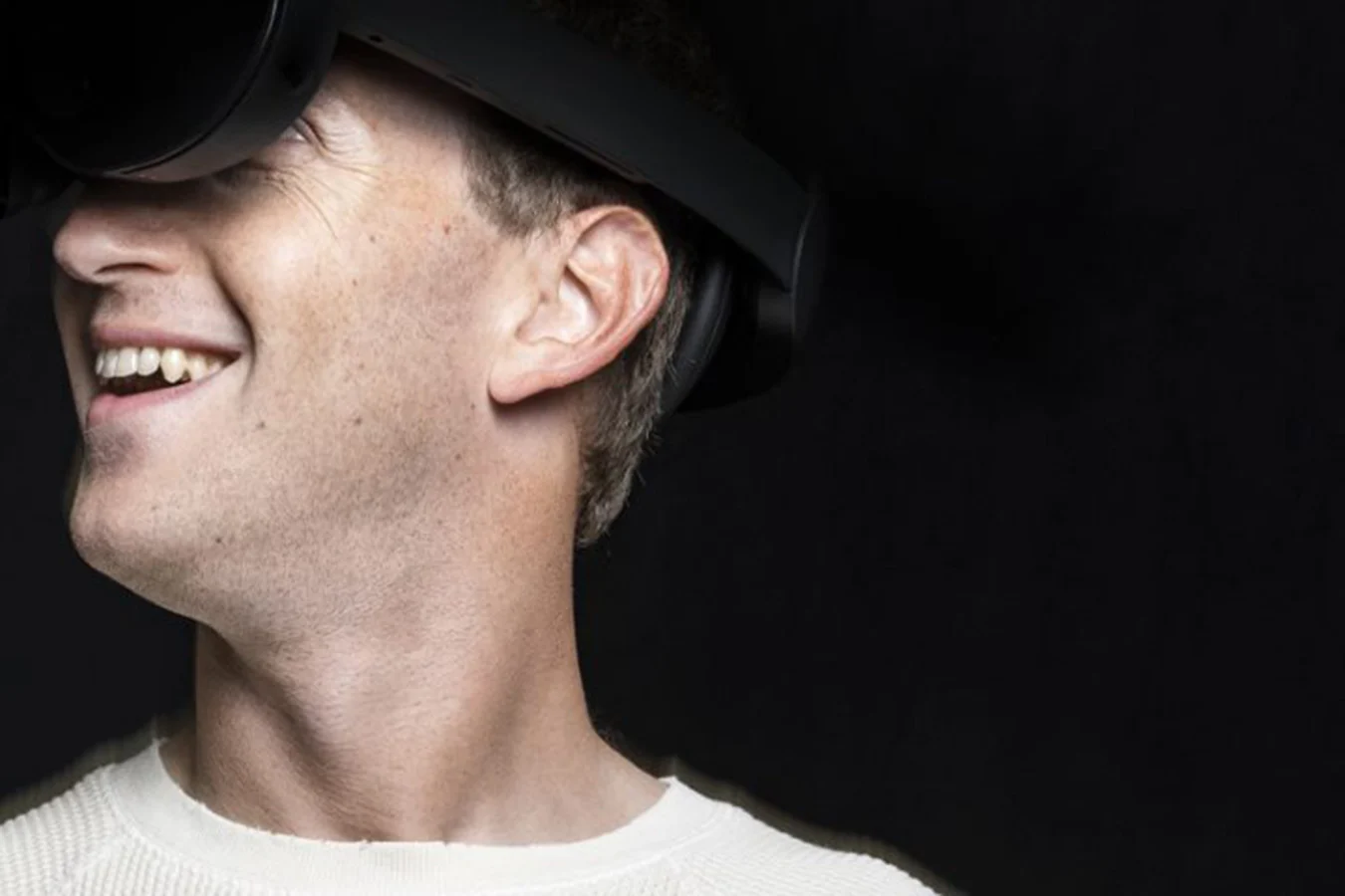 Mark Zuckerberg dans ce qui est probablement le nouveau casque VR de l'entreprise.