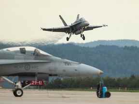 Un CF-18 Hornet des Forces canadiennes arrive pour un atterrissage à la BFC Bagotville, Québec en 2018.