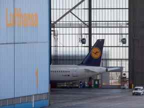 Un avion de la compagnie allemande Lufthansa se tient à l'aéroport de Francfort à Francfort-sur-le-Main, dans l'ouest de l'Allemagne, le 2 septembre 2022, alors que les pilotes ont appelé à une grève affectant la compagnie aérienne de passagers Lufthansa et Lufthansa Cargo après l'échec des négociations salariales avec la compagnie aérienne allemande.