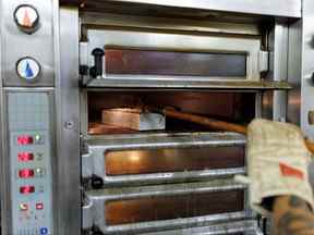 Un pain repose dans un four du fournil de la boulangerie Bonert à Munich, en Allemagne, le 15 septembre 2022.