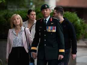 Maj.-Gén.  Dany Fortin, à droite, arrive avec sa femme Madeleine Collin à son arrivée à Gatineau, au Québec.  palais de justice avant le deuxième jour de son procès le mardi 20 septembre 2022.