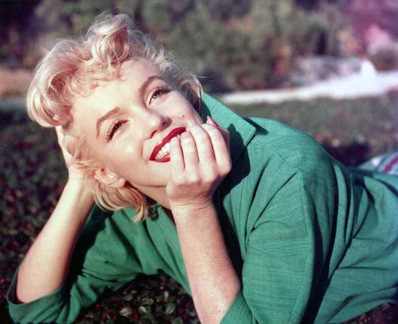 PALM SPRINGS, CA - 1954 : l'actrice Marilyn Monroe pose pour un portrait portant sur l'herbe en 1954 à Palm Springs, en Californie.  (Photo par Baron/Hulton Archive/Getty Images)