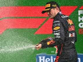 Le vainqueur de la course Max Verstappen des Pays-Bas et Oracle Red Bull Racing célèbrent sur le podium lors du Grand Prix de F1 des Pays-Bas sur le circuit Zandvoort à Zandvoort, Pays-Bas, le dimanche 4 septembre 2022.