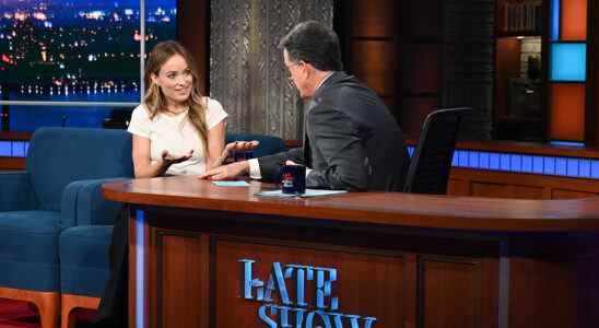 Olivia Wilde répond aux rumeurs "Ne t'inquiète pas chérie" dans une interview avec Stephen Colbert : "Harry n'a pas craché sur Chris, en fait" Les plus populaires doivent être lus
