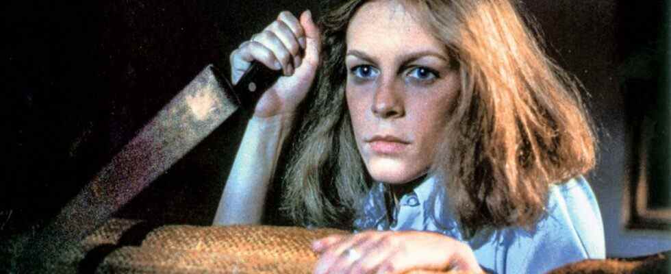 Jamie Lee Curtis holding knife as Laurie Strode in 1978 Halloween