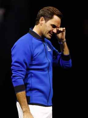Roger Federer de l'équipe européenne réagit à la fin de son dernier match après avoir annoncé sa retraite du tennis plus tôt ce mois-ci, lors de la Laver Cup à la 02 Arena de Londres, le vendredi 23 septembre 2022.