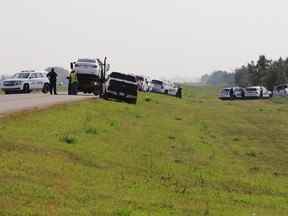 Des policiers et des enquêteurs sont vus sur le bord de la route à l'extérieur de Rosthern, en Saskatchewan, le mercredi 7 septembre 2022.