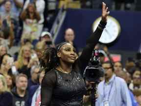Serena Williams remercie les fans après avoir été battue par Ajla Tomlijanovic lors de leur match de troisième tour en simple féminin à l'US Open à l'USTA Billie Jean King National Tennis Center à New York, le vendredi 2 septembre 2022.