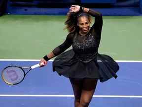 La joueuse américaine Serena Williams célèbre après avoir battu Danka Kovinic du Monténégro lors de son match de premier tour du tournoi de tennis de l'US Open 2022 au centre national de tennis USTA Billie Jean King à New York, le 29 août 2022.