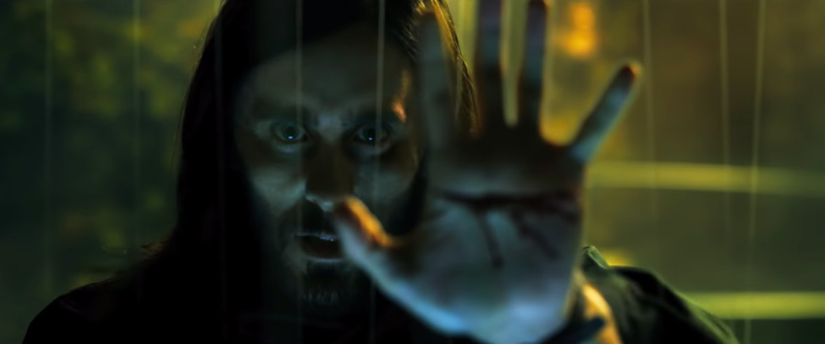 Jared Leto dans le rôle de Michael Morbius tenant sa main tranchée dans Morbius