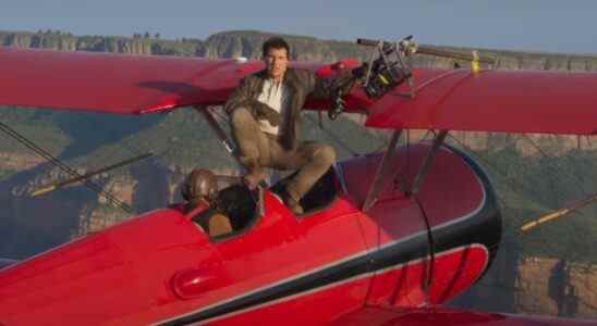 Tom Cruise se tient avec désinvolture sur un avion volant dans Mission: Impossible - Dead Reckoning Stunt Sneak Peek
