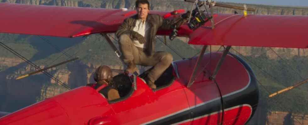 Tom Cruise se tient avec désinvolture sur un avion volant dans Mission: Impossible - Dead Reckoning Stunt Sneak Peek