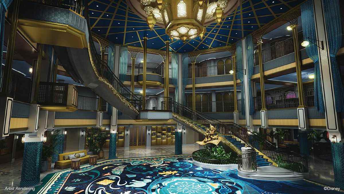 un atrium de bateau de croisière orné, avec un escalier en colimaçon, le tout décoré en bleu et or 