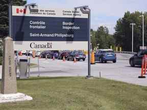 Les voitures passent devant un monument marquant la frontière entre les États-Unis et le Canada le mercredi 1er septembre 2021 à Highgate Springs, Vermont.