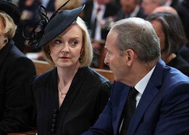 Liz Truss et le premier ministre irlandais Micheal Martin assistent à un service de réflexion pour la reine à la cathédrale St Anne de Belfast